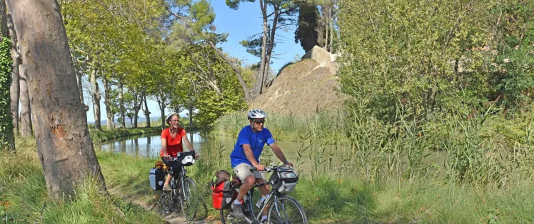 Cyclistes sur la voie verte du Canal du Midi à vélo vers Poilhes